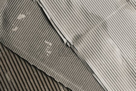 Téléchargez les photos : Vieux carton ondulé rayé gris, fond - en image libre de droit