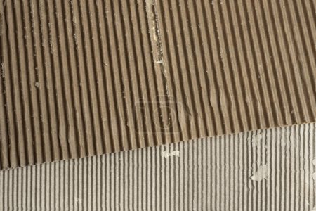 Téléchargez les photos : Morceaux de vieux carton ondulé brun et gris, fond de texture - en image libre de droit