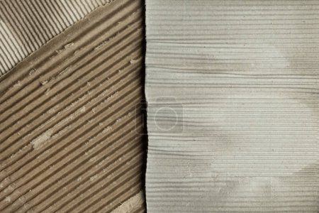 Foto de Trozos de cartón ondulado viejo marrón y gris, textura de fondo - Imagen libre de derechos