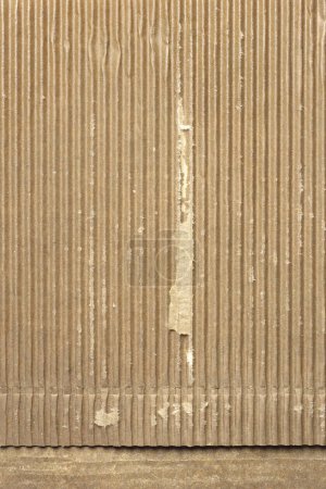Foto de Hoja de cartón ondulado viejo con rasgaduras, fondo de textura - Imagen libre de derechos