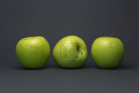 Téléchargez les photos : Nature morte aux fruits d'automne, trois pommes vertes en studio - en image libre de droit