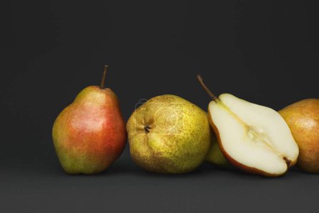 Foto de Bodegón con fruta de otoño, peras aisladas en gris - Imagen libre de derechos