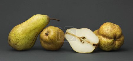 Foto de Bodegón con varias peras maduras, aislado en gris - Imagen libre de derechos