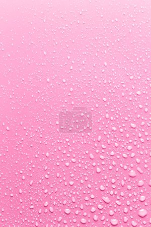 Foto de Superficie limpia rosa con gotas de agua - Imagen libre de derechos