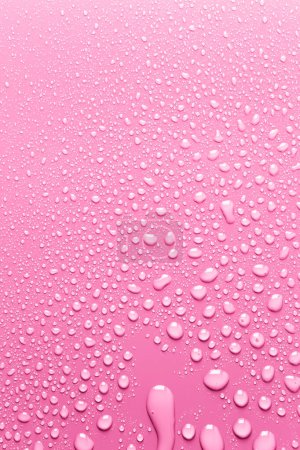 Téléchargez les photos : Surface propre rose avec gouttes d'eau - en image libre de droit