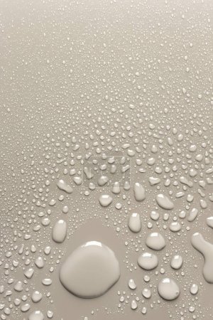 Téléchargez les photos : Gouttes d'eau sur une surface lisse, fond - en image libre de droit
