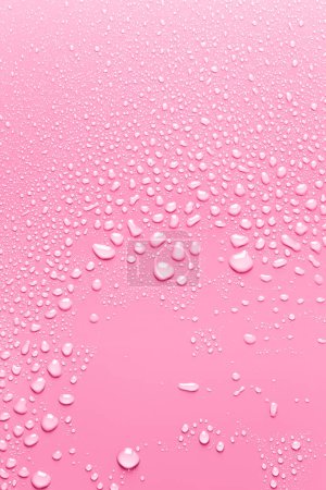 Foto de Superficie limpia rosa con gotas de agua - Imagen libre de derechos