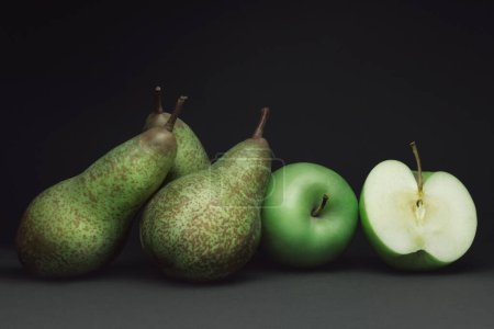 Foto de Bodegón con fruta de otoño, peras y manzanas verdes aisladas en gris - Imagen libre de derechos