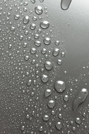 Foto de Superficie metálica con gotas de agua, fondo plateado - Imagen libre de derechos