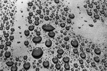 Téléchargez les photos : Gouttes d'eau sur une surface rugueuse, fond de texture - en image libre de droit