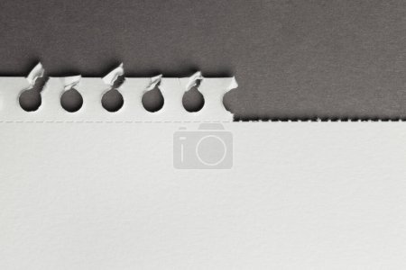 Foto de Pedazo de una página arrancada del cuaderno de bocetos, aislado en gris - Imagen libre de derechos