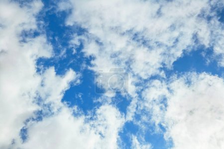 Téléchargez les photos : Nuages dans le ciel bleu, fond naturel - en image libre de droit