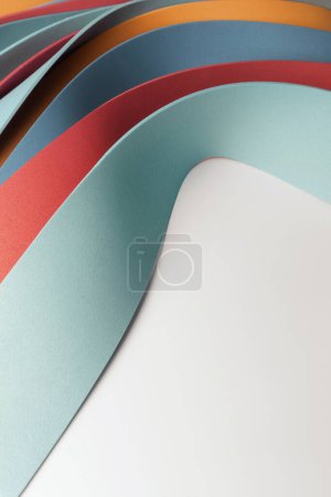 Téléchargez les photos : Composition abstraite de fond avec des éléments multicolores ondulés sur blanc, illustration 3d - en image libre de droit