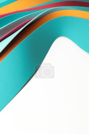 Foto de Composición de fondo abstracta con elementos ondulados multicolores en blanco, ilustración 3d - Imagen libre de derechos