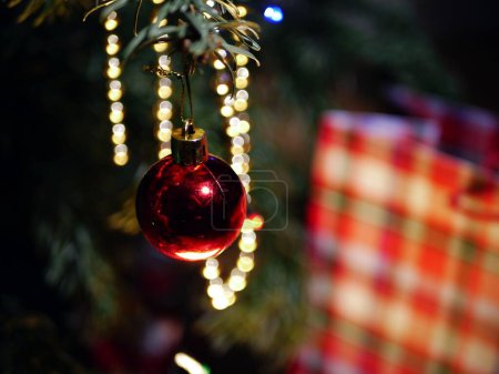 Foto de Adornos de Navidad bauble en árbol festivo tiro medio enfoque selectivo - Imagen libre de derechos
