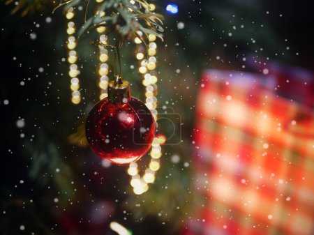 Foto de Navidad adornos bauble en árbol festivo con efecto de nieve superposición tiro medio enfoque selectivo - Imagen libre de derechos
