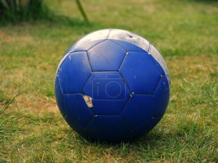 Téléchargez les photos : Football bleu sur herbe droit plan rapproché focus sélectif - en image libre de droit