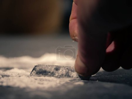 Téléchargez les photos : Hand prépare la cocaïne en poudre avec un focus sélectif au rasoir - en image libre de droit