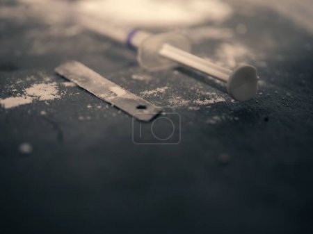 Téléchargez les photos : Drogues en poudre à base d'héroïne avec seringue foyer sélectif moyen - en image libre de droit