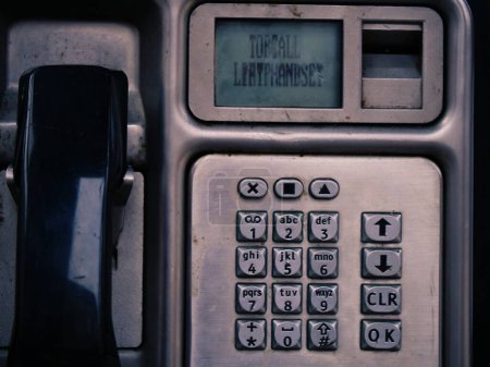 Foto de Números de línea de cabina telefónica de teléfono público en Gran Bretaña enfoque selectivo de tiro medio - Imagen libre de derechos