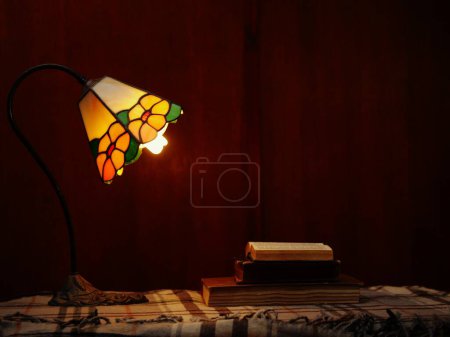 Téléchargez les photos : Livres par un lampadaire chaud dans l'étude foyer sélectif tir moyen - en image libre de droit