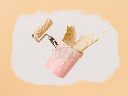 Foto de Representación 3D de un rodillo de pintura flotante y un cubo de pintura rosa volcado, derramando pintura contra una pared blanca parcialmente pintada. concepto de renovación del hogar - Imagen libre de derechos