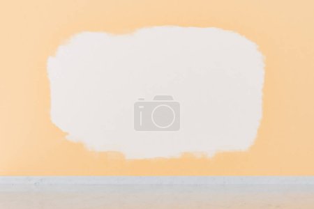 Foto de Representación 3D de una pared con un cuadrado blanco sin pintar sobre un fondo naranja, con un zócalo de mármol. Concepto de renovación del hogar. - Imagen libre de derechos