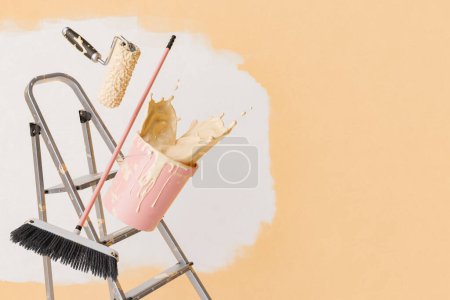 Foto de Representación 3D de un rodillo de pintura y pincel en el aire con un cubo volcado en una escalera, derramando pintura, contra una pared medio pintada con espacio para copiar. - Imagen libre de derechos