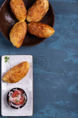 Auténtica cocina peruana sabrosa patata relleno deleite visto desde arriba.