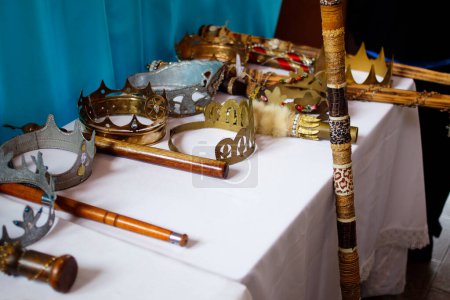 Foto de Crowns; canes, scepters and poles used in the reign of Our Lady of Rosary - Congado - Objects of devotion and faith - Imagen libre de derechos