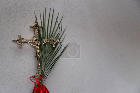 Téléchargez les photos : Holy Week. Processional cross and branches. Traditional Catholic celebration Palm Sunday. Christian faith. Religious symbol. - en image libre de droit