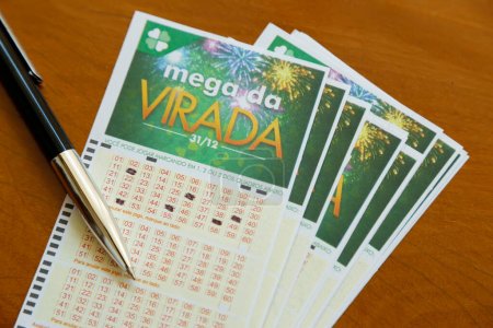 Foto de Minas Gerais, Brasil - 16 de diciembre de 2022: Mega da Virada Boletos de lotería Caixa - Imagen libre de derechos
