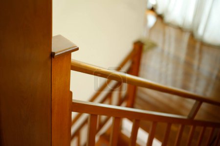 Foto de Detalle pasamanos de madera en la escalera de residencia - enfoque selectivo - hogar y comodidad - Imagen libre de derechos