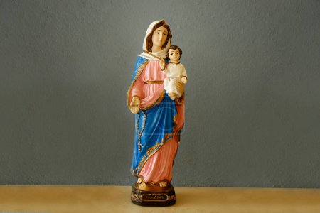 Téléchargez les photos : Statue de l'image de Notre-Dame du Rosaire avec l'enfant Jésus - Nossa Senhora do Rosario - en image libre de droit