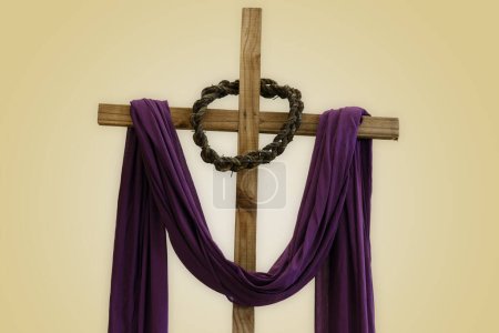 Téléchargez les photos : Croix en bois avec couronne d'épines et tissu violet, symboles catholiques, temps de prêté - en image libre de droit