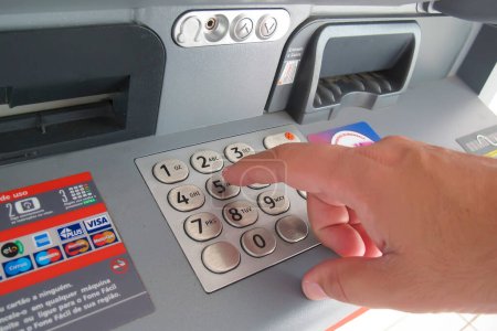 Foto de Minas Gerais, Brazil - February 24, 2023: detail on the use of an ATM at Bradesco bank - Imagen libre de derechos