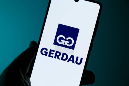 Foto de Minas Gerais, Brasil - 18 de abril de 2023: imagen ilustrativa de la compañía Gerdau en la pantalla del teléfono celular - Imagen libre de derechos