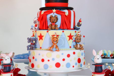 Foto de Pastel de chocolate festivo con imágenes y el tema del circo delicioso pastel de cumpleaños colorido con chocolate - Imagen libre de derechos
