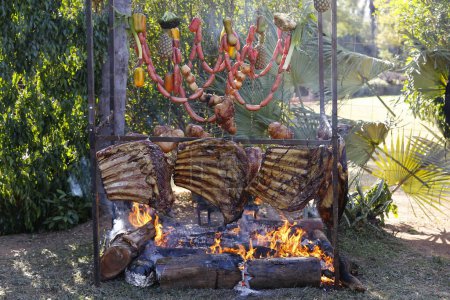 Foto de Barbacoa montada para barbacoa en el estilo de fuego de tierra - Imagen libre de derechos
