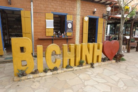 Foto de Prados, Minas Gerais, Brasil - 08 de octubre de 2023: cartelera turística con inscripción Bichinho en letras grandes y coloridas en una galería en el distrito de Bichinho, interior de Minas Gerais, Brasil - Imagen libre de derechos