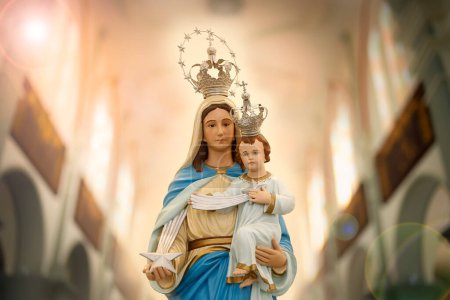 Foto de Estatua de la imagen de Nuestra Señora de Guia, madre de Dios en la religión católica, Virgen María, patrona de los marineros - Imagen libre de derechos