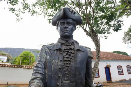 Foto de Tiradentes, Minas Gerais, Brasil - 07 de octubre de 2023: Estatua de metal de Tiradentes que representa al joven alférez en una carretera pública - Imagen libre de derechos