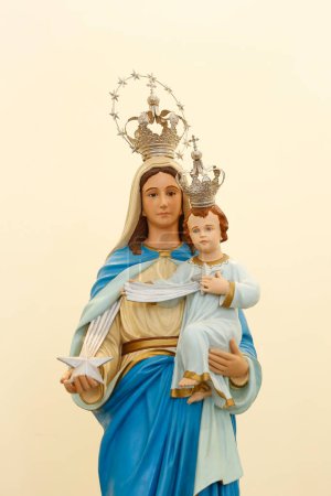Foto de Estatua de la imagen de Nuestra Señora de Guia, madre de Dios en la religión católica, Virgen María, patrona de los marineros - Imagen libre de derechos