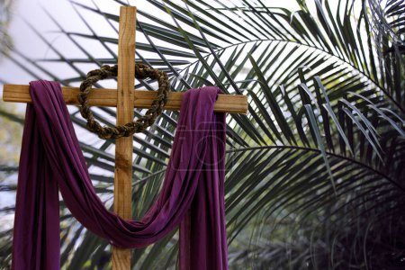 Foto de Cruz de madera con corona de espinas y tela púrpura, símbolos católicos, tiempo de préstamo - Imagen libre de derechos