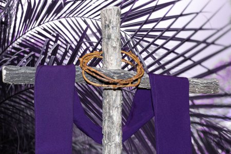 Holzkreuz mit Dornenkrone und violettem Stoff, katholische Symbole, Fastenzeit