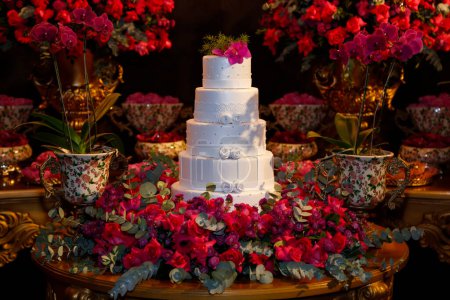 gâteau au chocolat blanc avec copeaux de chocolat sur la table des fleurs - Délicieux gâteau au chocolat