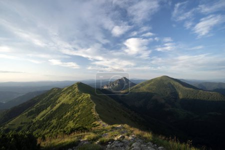 Foto de Parque Nacional de Eslovaquia Little Fatra. Rozsutec, en el pico en el parque Fatra Menor. Eslovaquia cordillera. - Imagen libre de derechos
