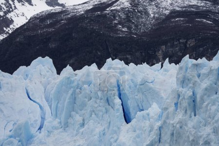 Téléchargez les photos : Les sommets du glacier. Glacier dans le parc national Péninsule de Magallanes. Parcs nationaux en Argentine. Détail des glaciers. - en image libre de droit