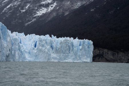Foto de Lengua glaciar en Argentina. Famoso glaciar Perito Moreno en Patagonia. Viajar por Sudamérica. - Imagen libre de derechos