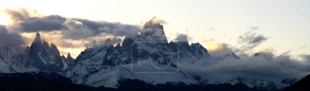 Téléchargez les photos : Pics autour de la ville d'El Chaltn dans le parc national Los Glaciares. Chaîne de montagnes autour de Cerro Torre. Patagonie sauvage en hiver. - en image libre de droit